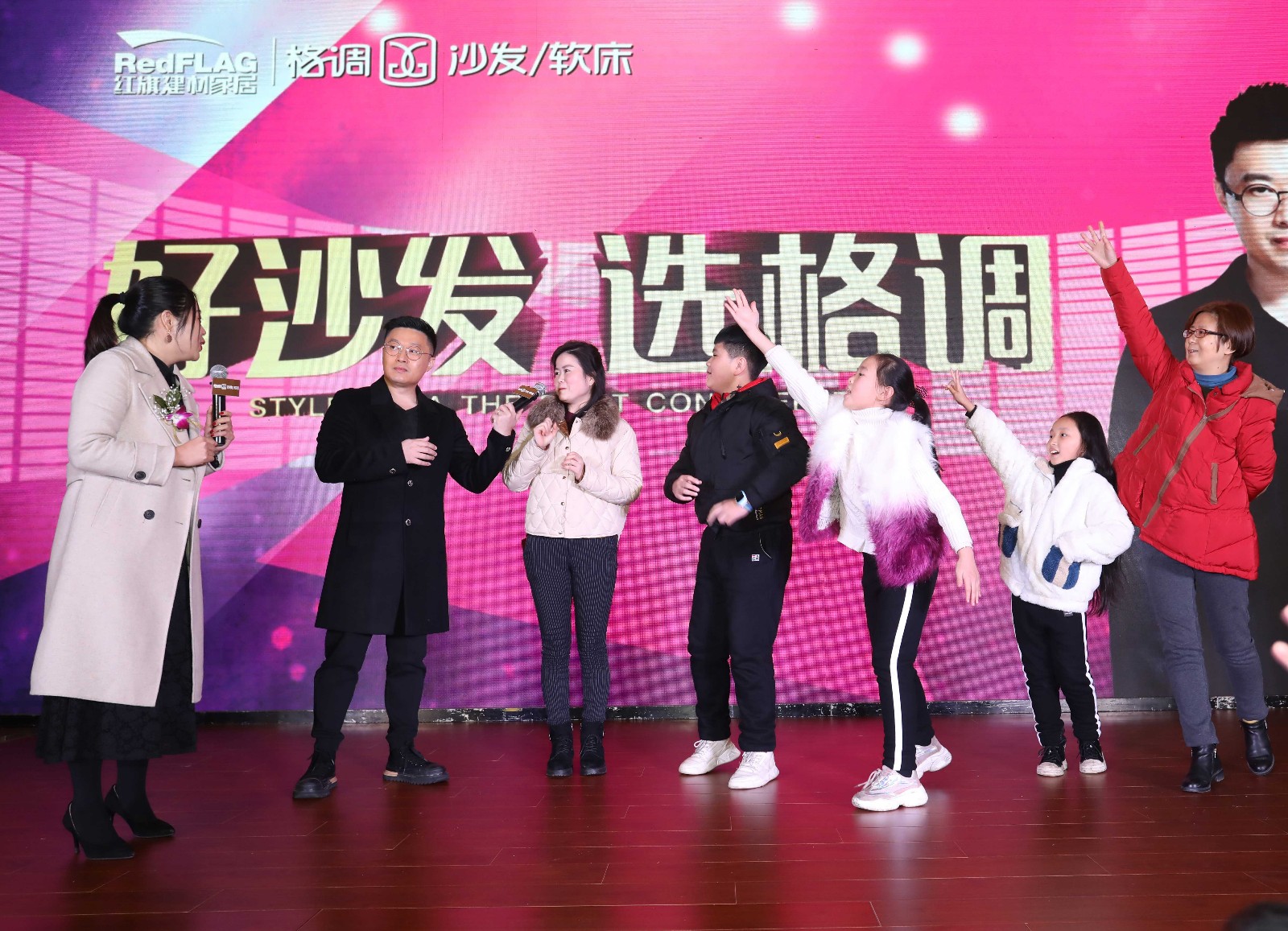 徐譽(yù)滕與熱心觀眾互動.JPG